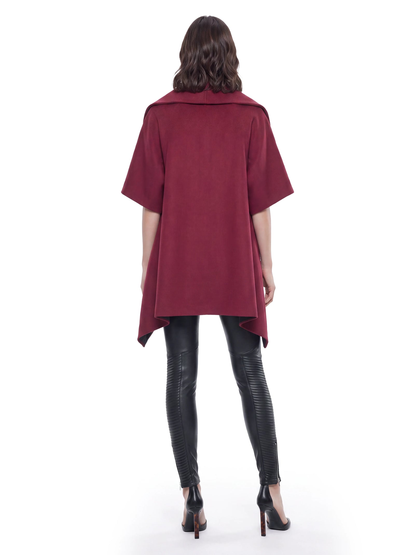 Luxus Designer Poncho für Damen aus hochwertigem Kaschmir in Bordeauxrot mit weiter, fließender Passform, kurzen Ärmeln und klar gestalteter Rückenpartie.
