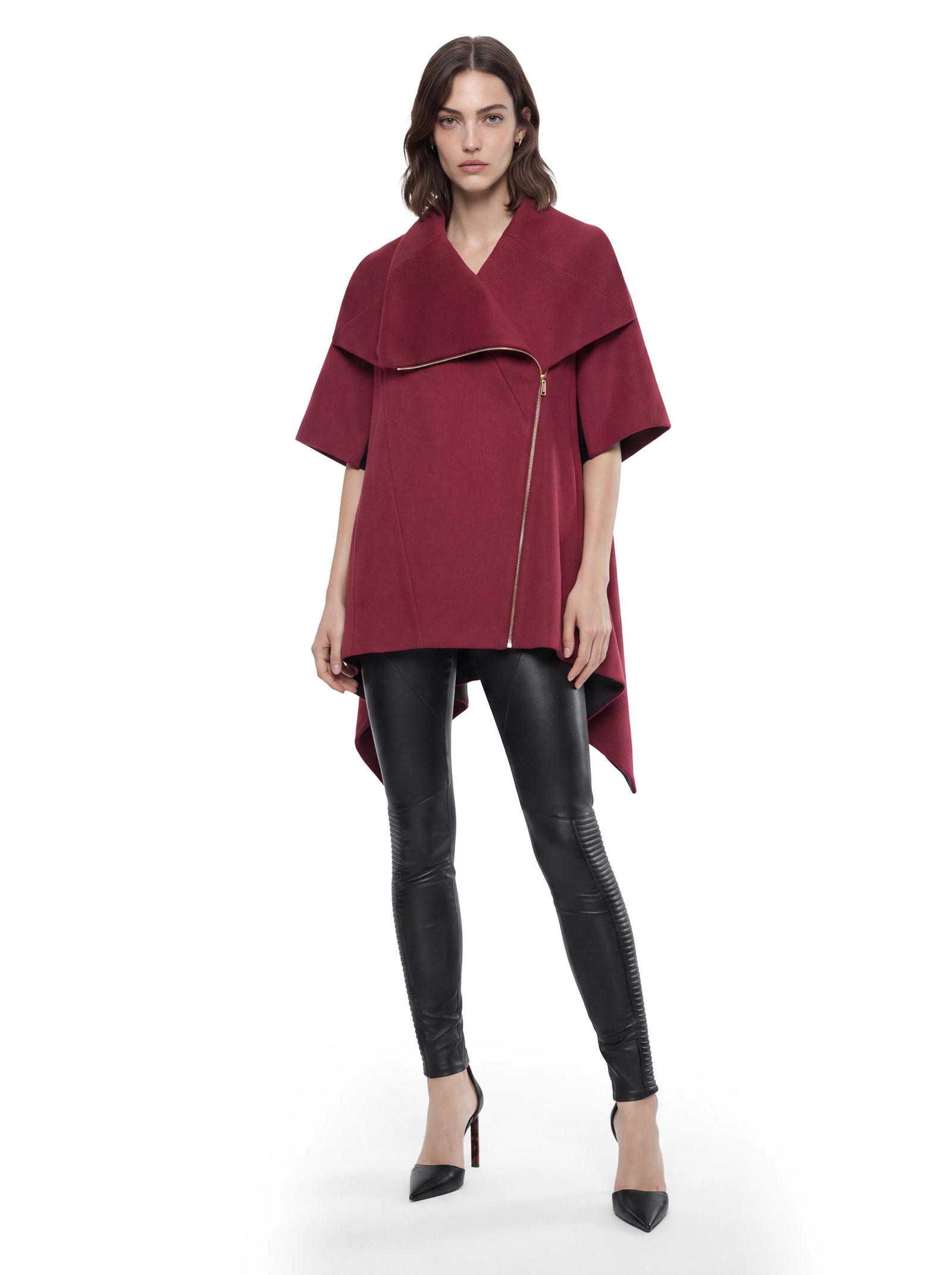 Luxus Designer Poncho für Damen aus edlem Kaschmir in Bordeauxrot mit markantem Umschlagkragen, weiten kurzen Ärmeln und asymmetrisch verlaufendem goldfarbenem Reißverschluss.