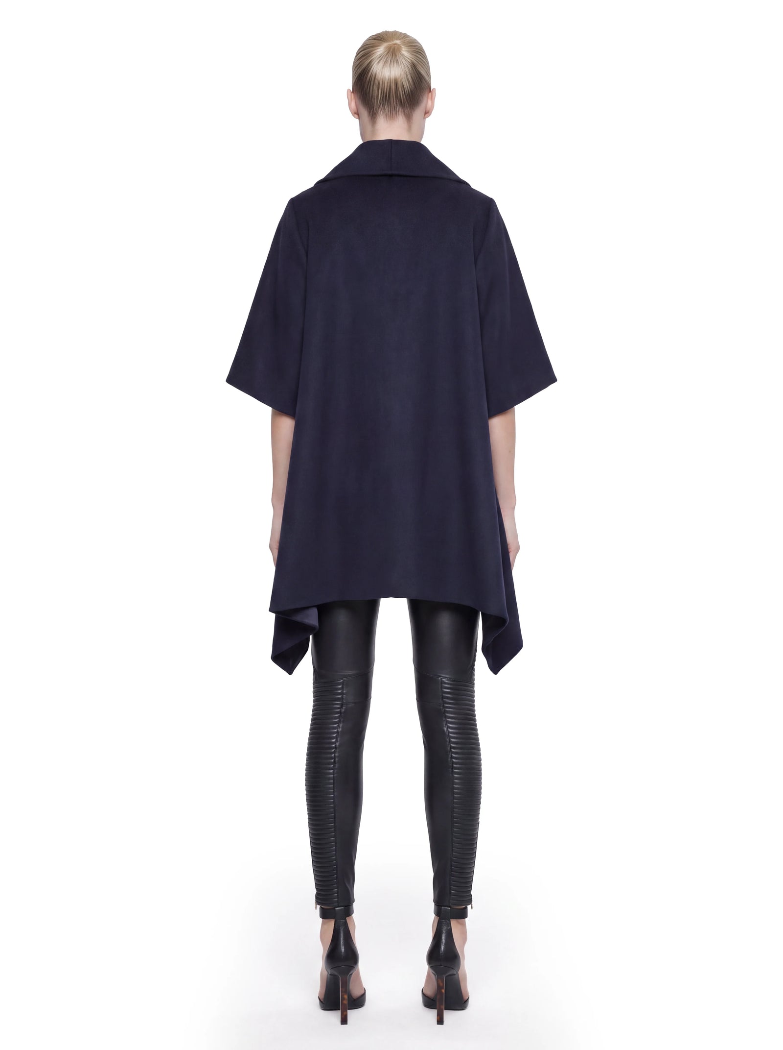 Luxus Designer Kaschmir-Poncho für Damen in Dunkelblau mit großzügigem Kragen, weit geschnittenen kurzen Ärmeln und elegant fließender Silhouette.