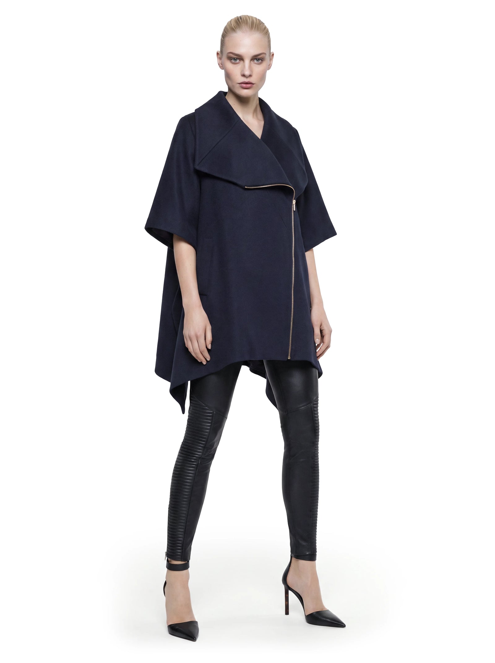 Luxus Designer Kaschmir-Poncho für Damen  in Dunkelblau mit weit fallendem Kragen, kurzen weiten Ärmeln und asymmetrisch verlaufendem Reißverschluss. Die fließende, ausgestellte Silhouette unterstreicht den eleganten Look.