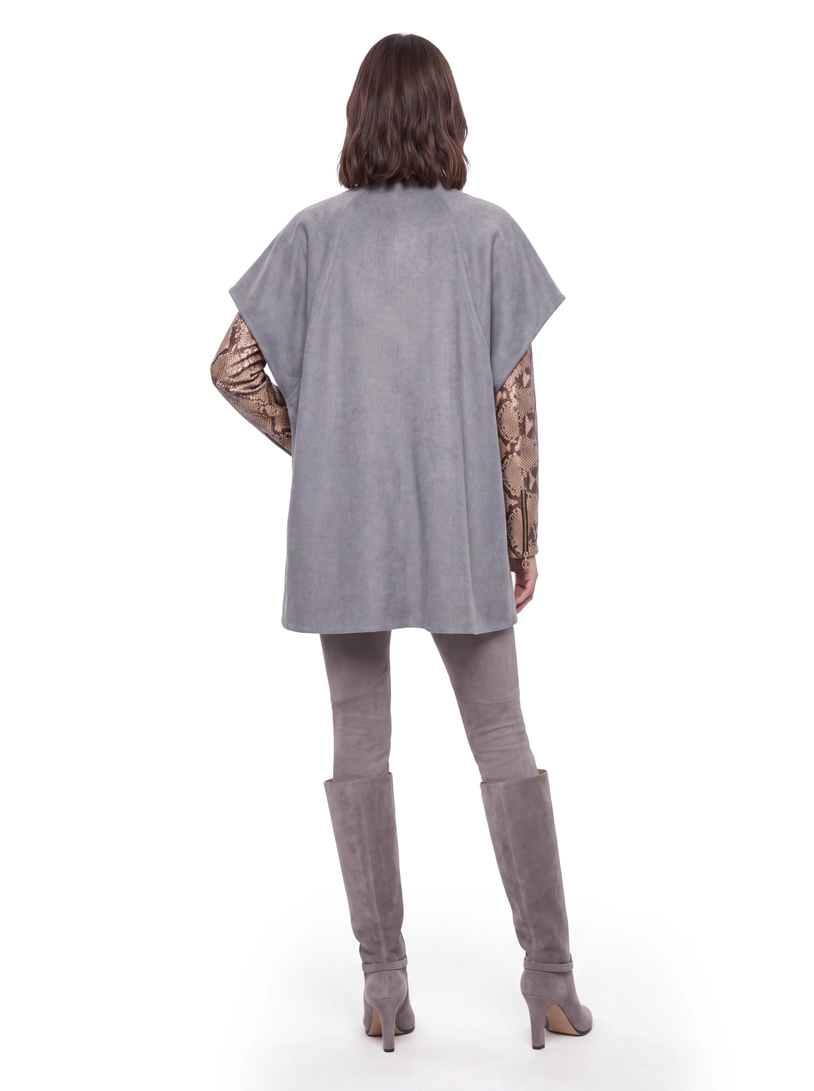 Luxus Designer Poncho für Damen aus grauem Double-Kaschmir mit gerader, weiter Silhouette und kontrastierenden Ärmeln aus beigefarbenem Pythonleder. Die klare Rückansicht unterstreicht den minimalistischen Schnitt.