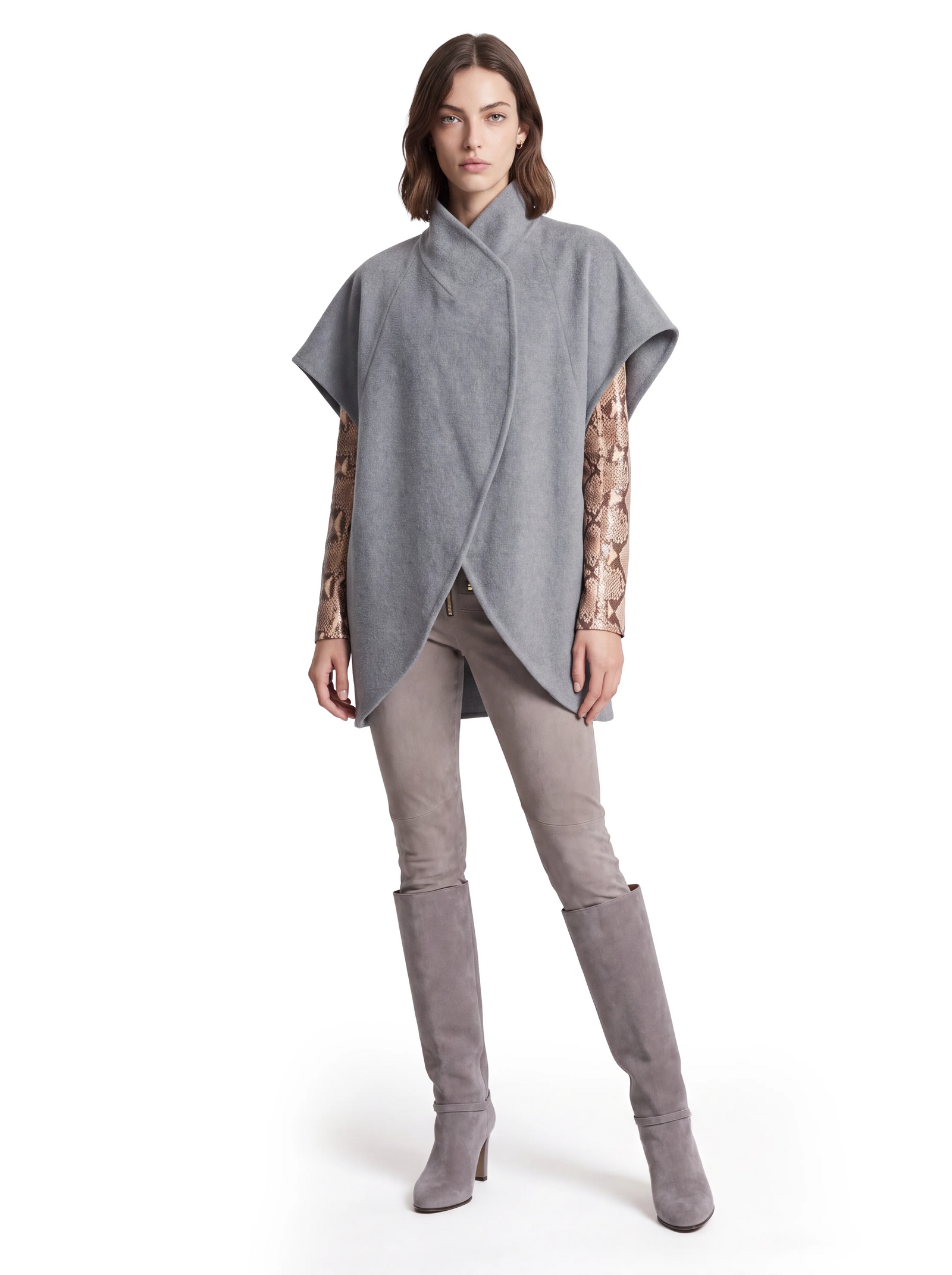 Luxus Designer Poncho für Damen aus grauem Double-Kaschmir mit hohem, überlappendem Kragen, weiter Silhouette und kontrastierenden Ärmeln aus beigefarbenem Pythonleder.