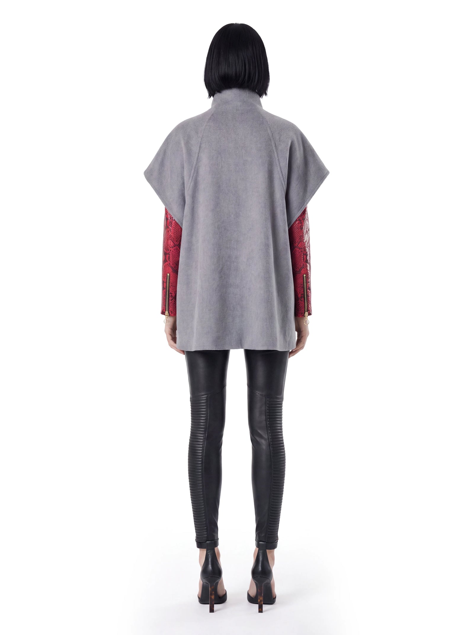 Luxus Designer Cape für Damen aus grauem Double-Kaschmir mit locker fallender Silhouette und kontrastierenden Ärmeln aus rotem Pythonleder mit goldfarbenen Reißverschlussdetails.