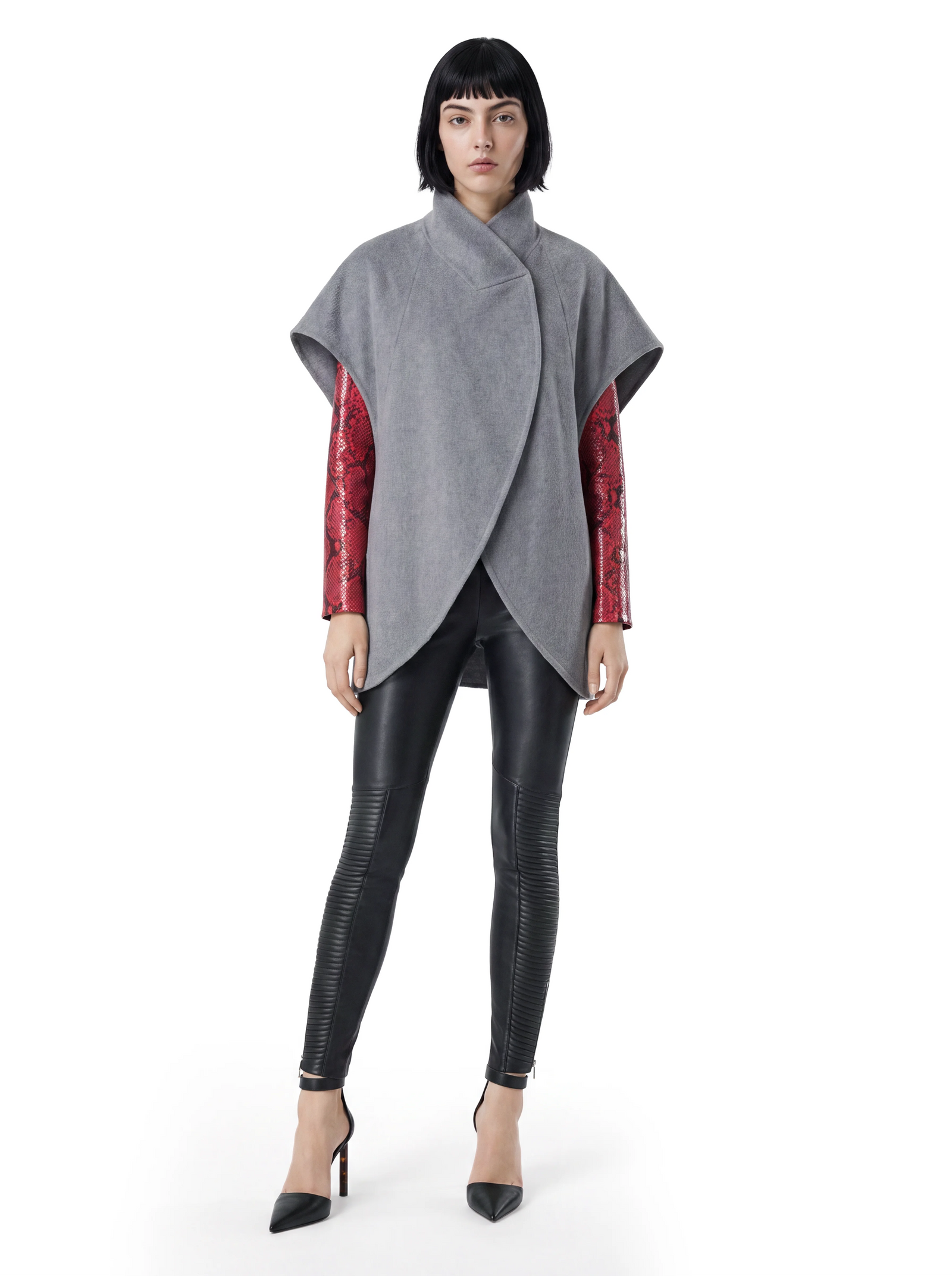 Luxus Designer Cape für Damen aus hochwertigem grauem Double-Kaschmir mit modernem Wickeldesign und kontrastierenden Ärmeln aus rotem Pythonleder.