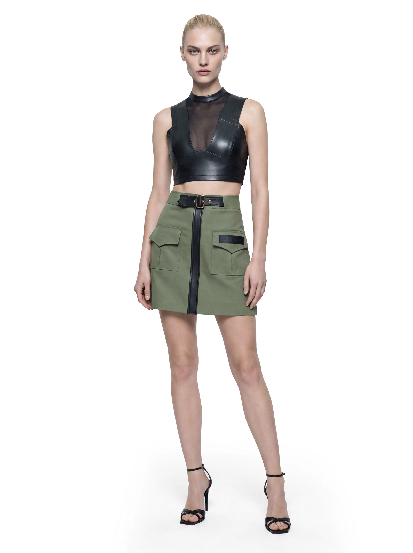 Luxus Designer Cargo-Minirock für Damen in Khaki mit aufgesetzten Taschen, markanten Lederapplikationen und goldfarbenen Details.