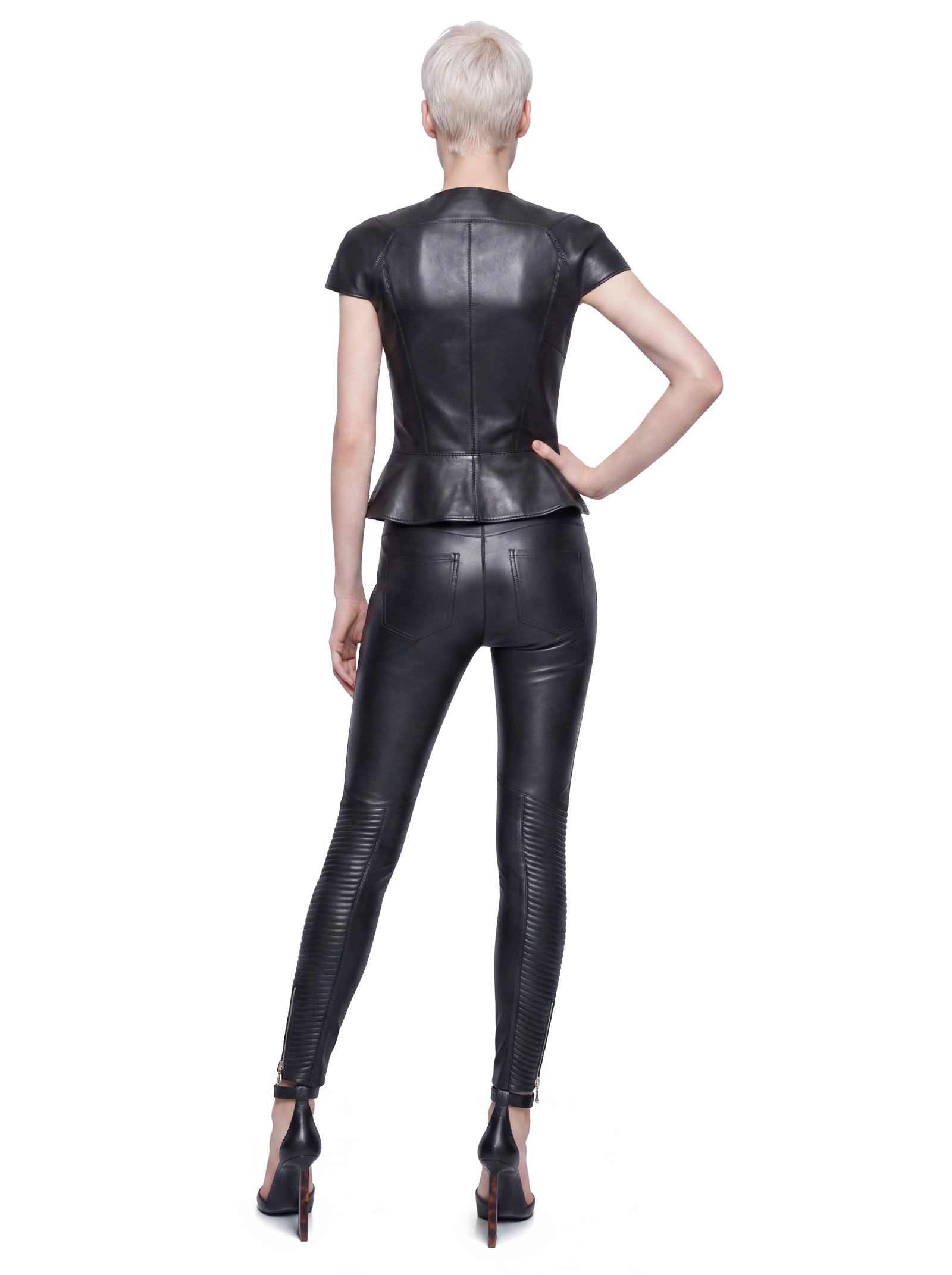Schwarze Luxus Designer Lederjacke in der Rückansicht mit kurzen Ärmeln, taillierter Schnittführung und feminin ausgestelltem Schößchen aus hochwertigem Glattleder.
