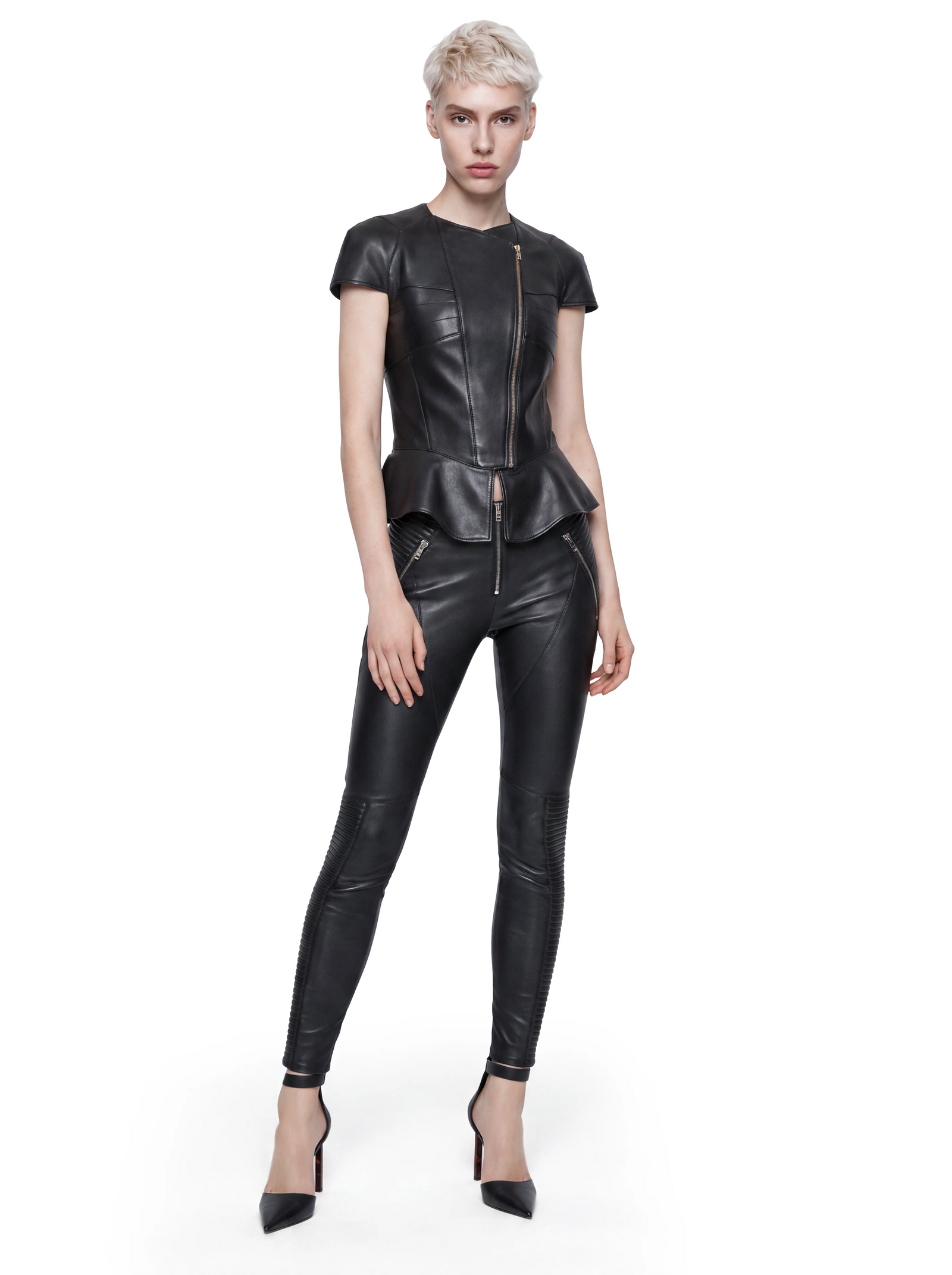 Schwarze Luxus Designer Lederjacke mit kurzen Ärmeln, figurbetonter Schnittführung, markantem Frontreißverschluss und femininem Schößchen aus hochwertigem Glattleder.