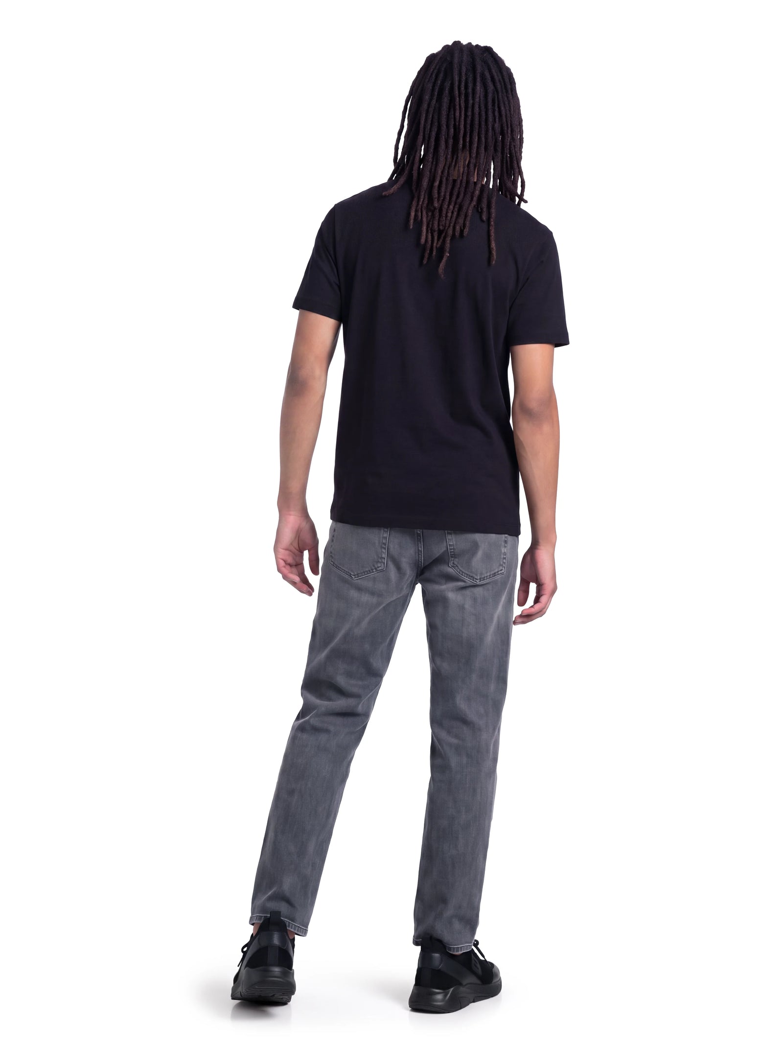 Rückansicht des schwarzen Pima-Cotton T-Shirts von Stefan Eckert am Model mit geradliniger Passform