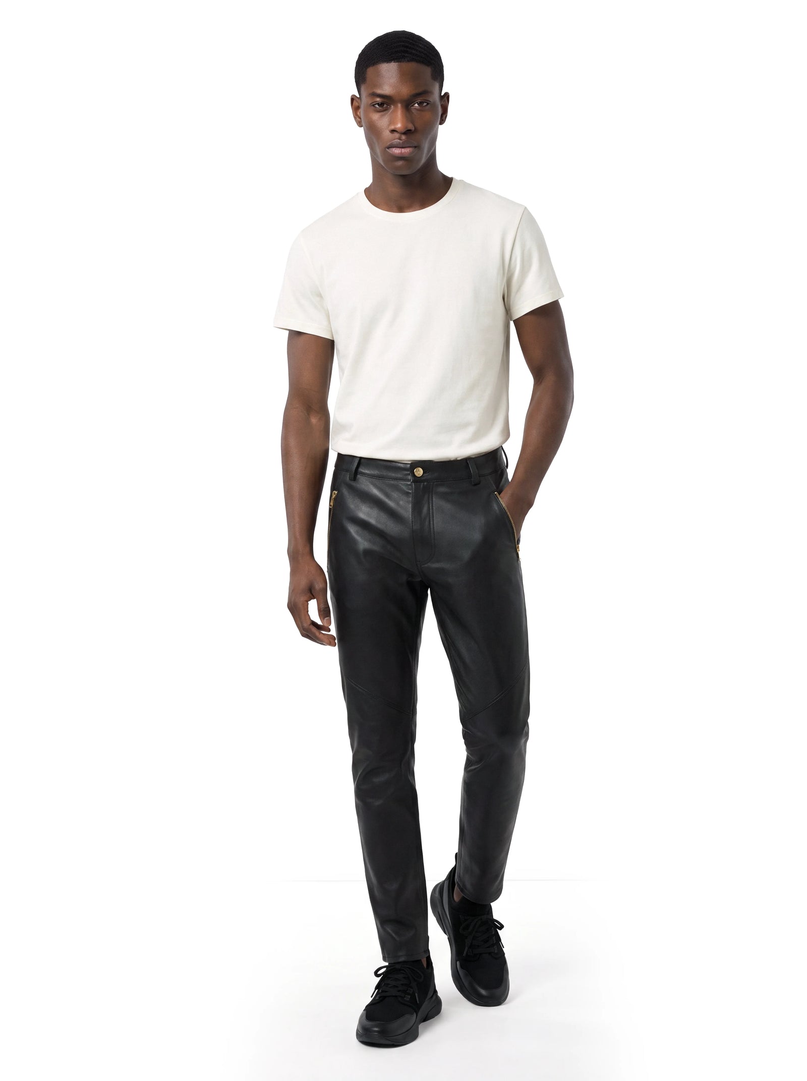 Model trägt ein Off-White Pima-Cotton T-Shirt von Stefan Eckert mit Rundhalsausschnitt und cleaner Silhouette