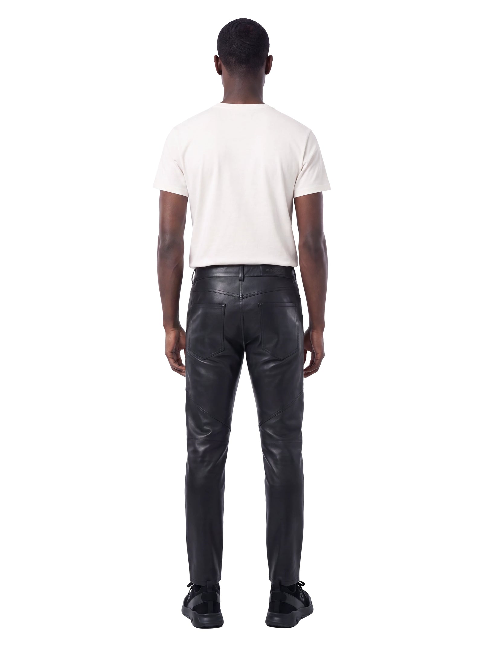 Rückansicht des Off-White Pima-Cotton T-Shirts von Stefan Eckert am Model mit gerader Passform