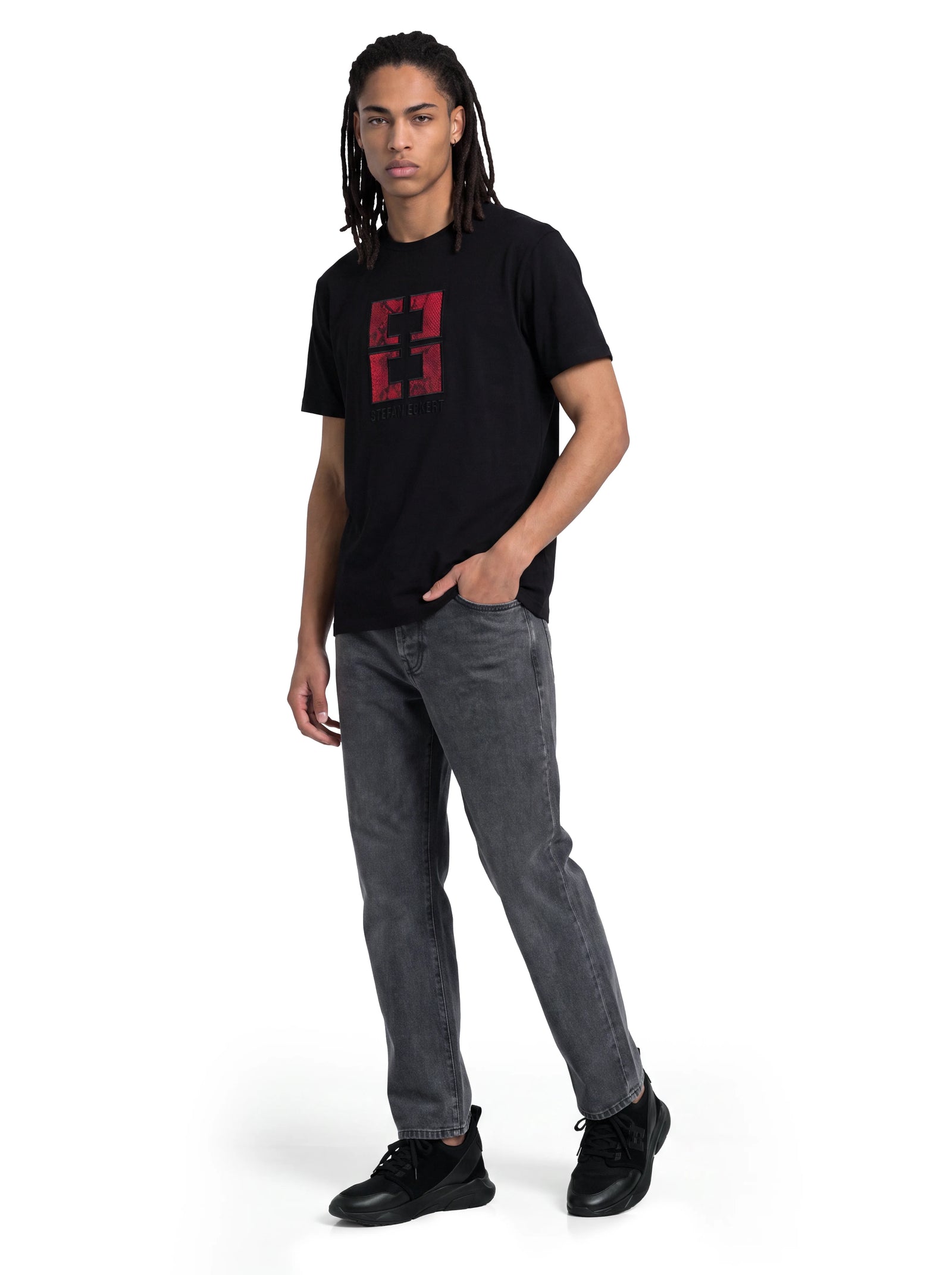 Model im schwarzen Stefan Eckert Pima-Cotton T-Shirt mit rotem Double-E-Logo aus Pythonleder