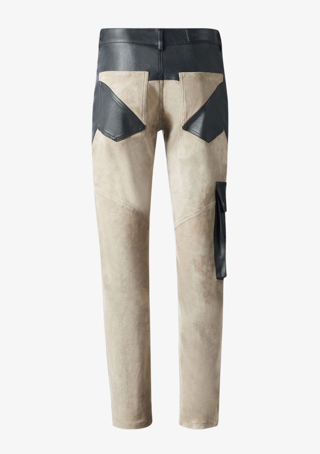 Rückansicht der beigefarbenen Velourslederhose für Herren von Stefan Eckert mit schwarzen Lederbesätzen, geometrischen Gesäßtaschen und seitlicher Cargo-Tasche.