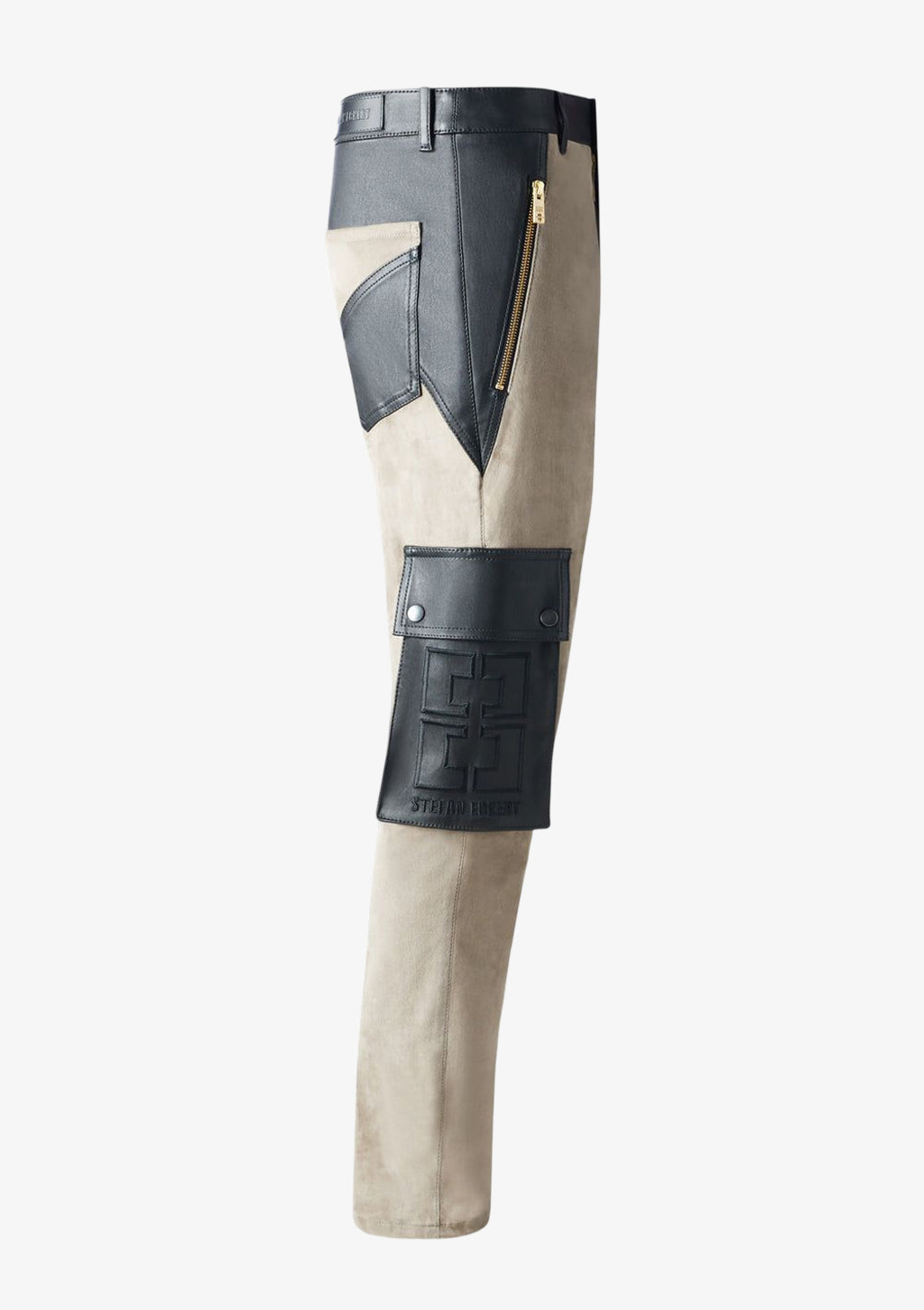 Seitenansicht der beigefarbenen Velourslederhose für Herren von Stefan Eckert mit schwarzen Lederbesätzen, goldfarbenem Reißverschluss und aufgesetzter Cargo-Tasche mit Double-E-Logo.