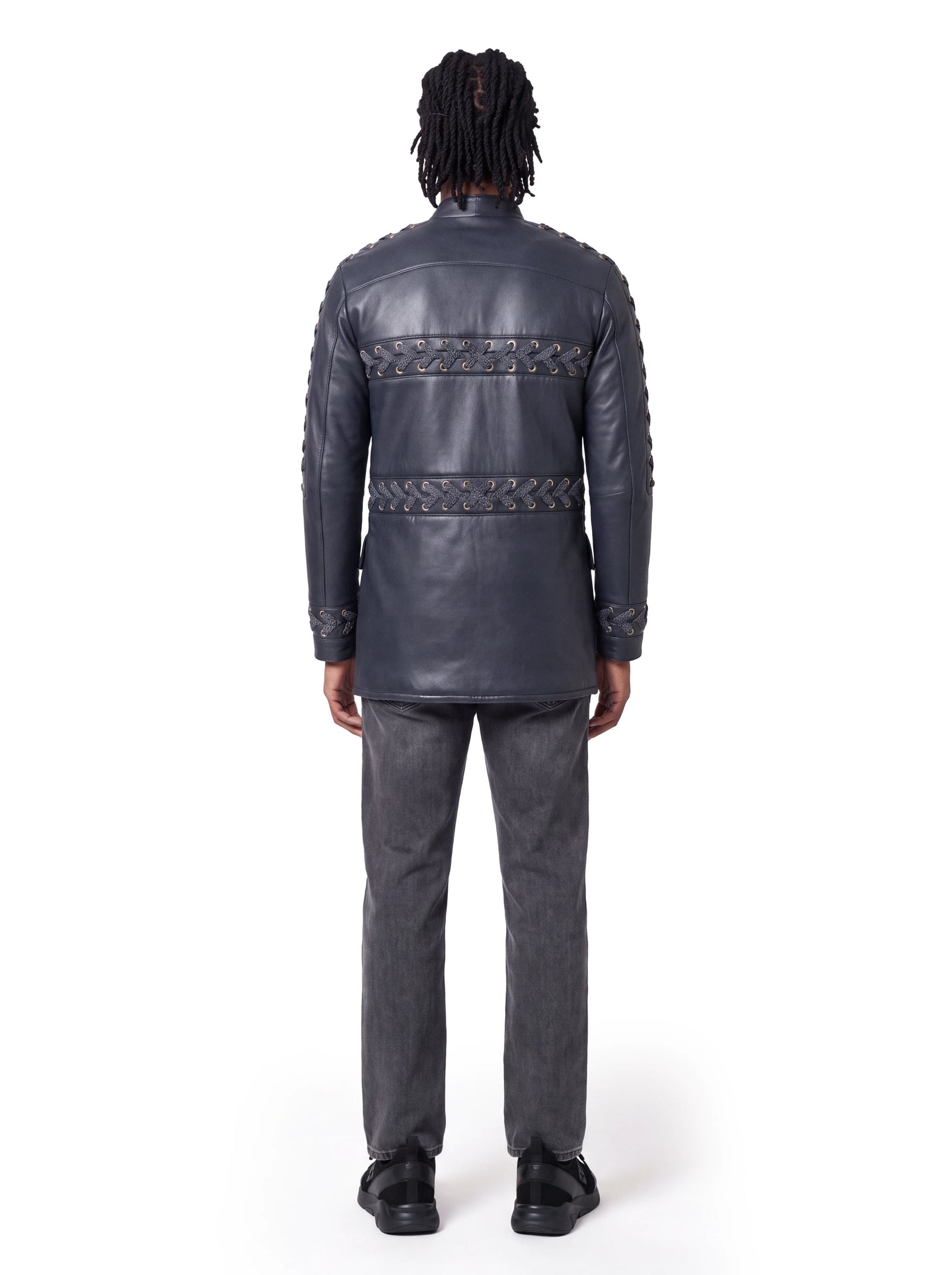 Luxus Designer Herrenjacke aus schwarzem Hirschleder mit charakteristischen Ösen und Kordelapplikationen als markante Details auf der Rückseite und an den Ärmeln.