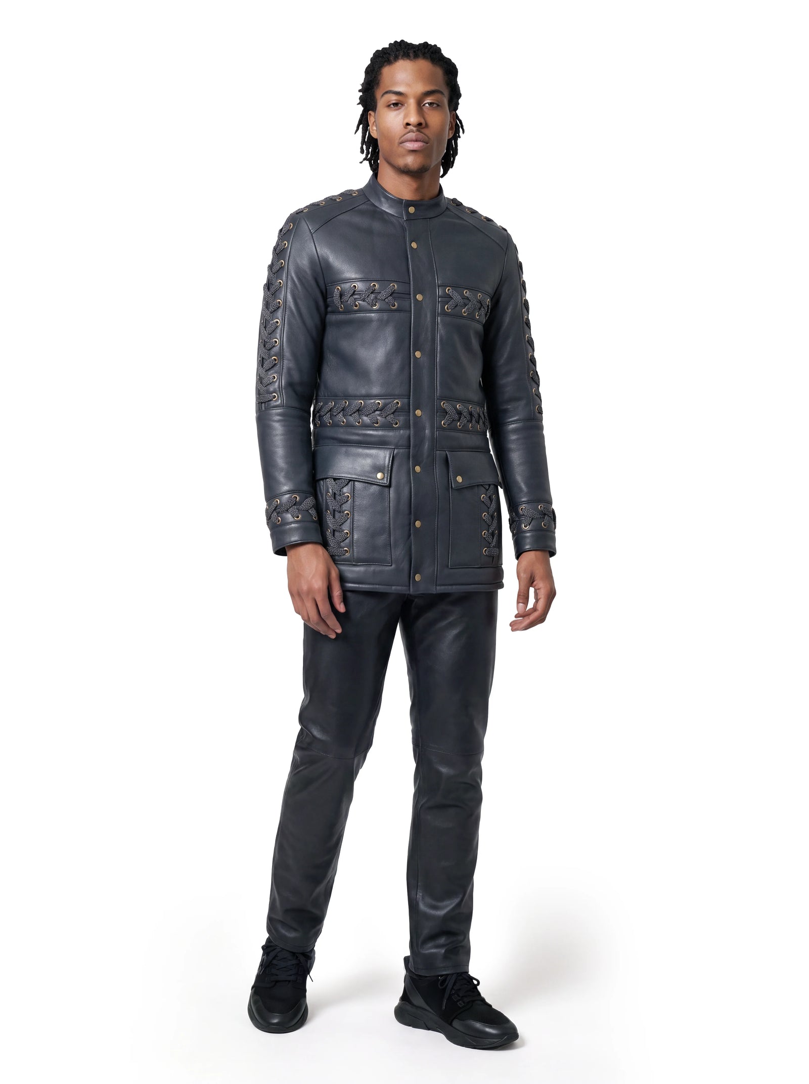 Luxus Designer Steppjacke für Herren aus schwarzem Hirschleder mit markanten Ösen- und Kordeldetails sowie aufgesetzten Taschen.
