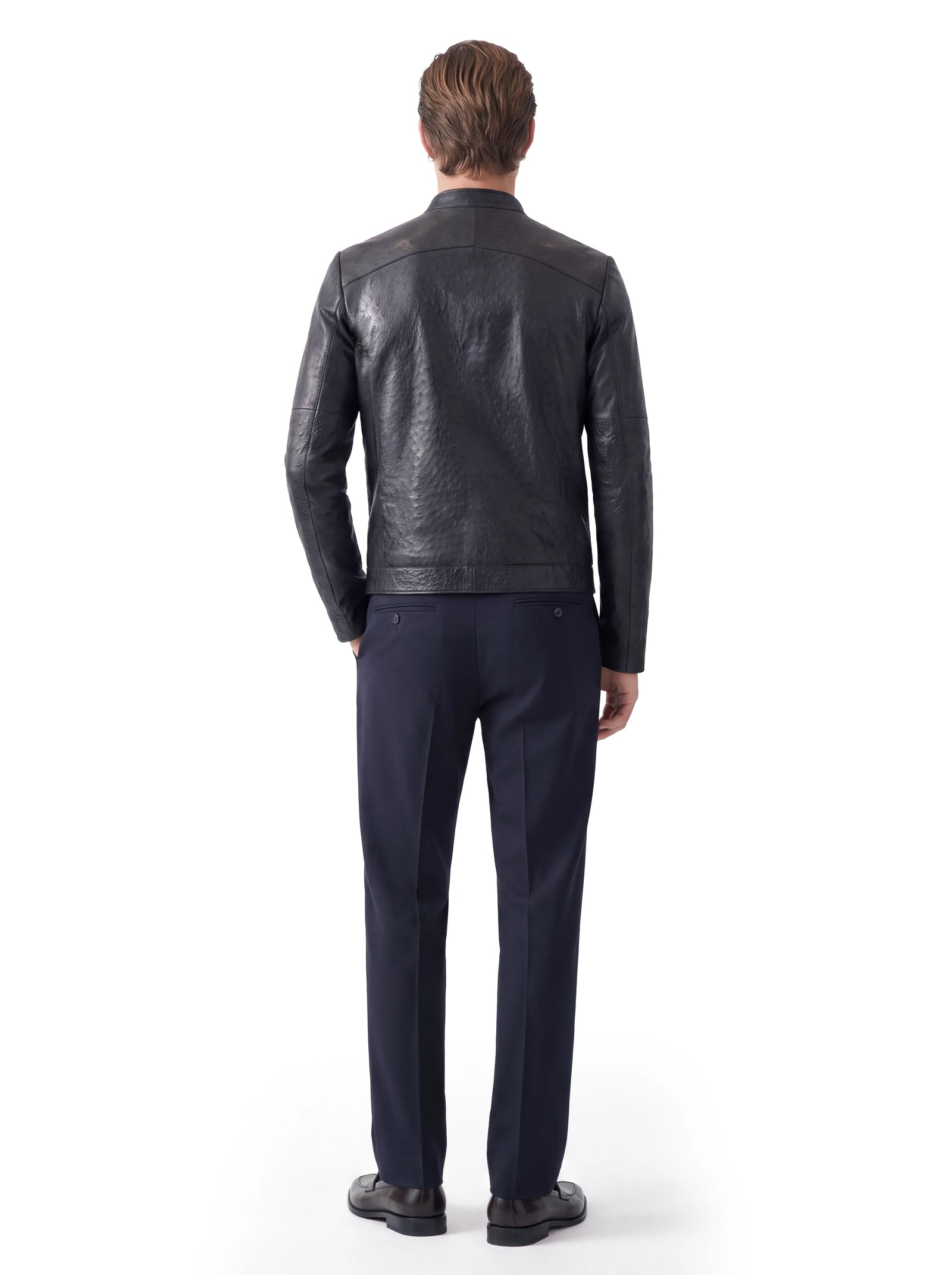 Luxus Designer Herrenjacke aus edlem Straußenleder mit charakteristischer Narbenstruktur, klar definierter Schulterpartie und geradliniger, körpernaher Passform.
