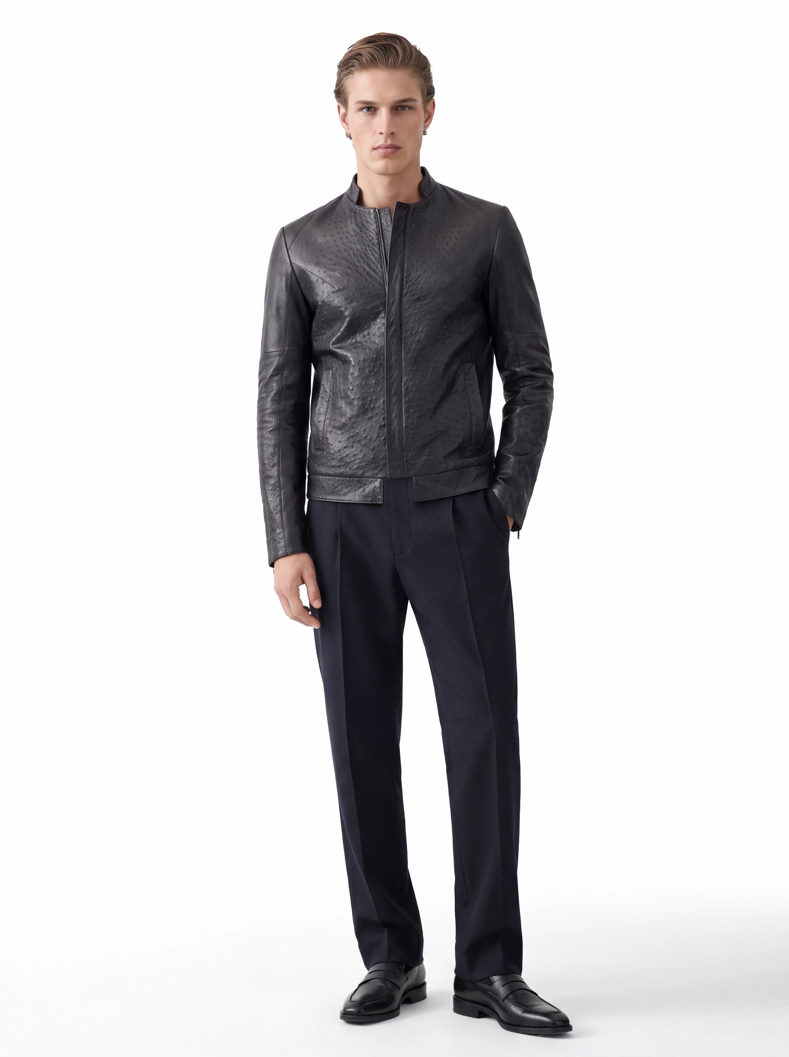 Luxus Designer Herrenjacke aus hochwertigem Straußenleder mit prägnanter Lederstruktur, moderner schmaler Passform und verdeckt gearbeitetem Frontreißverschluss.