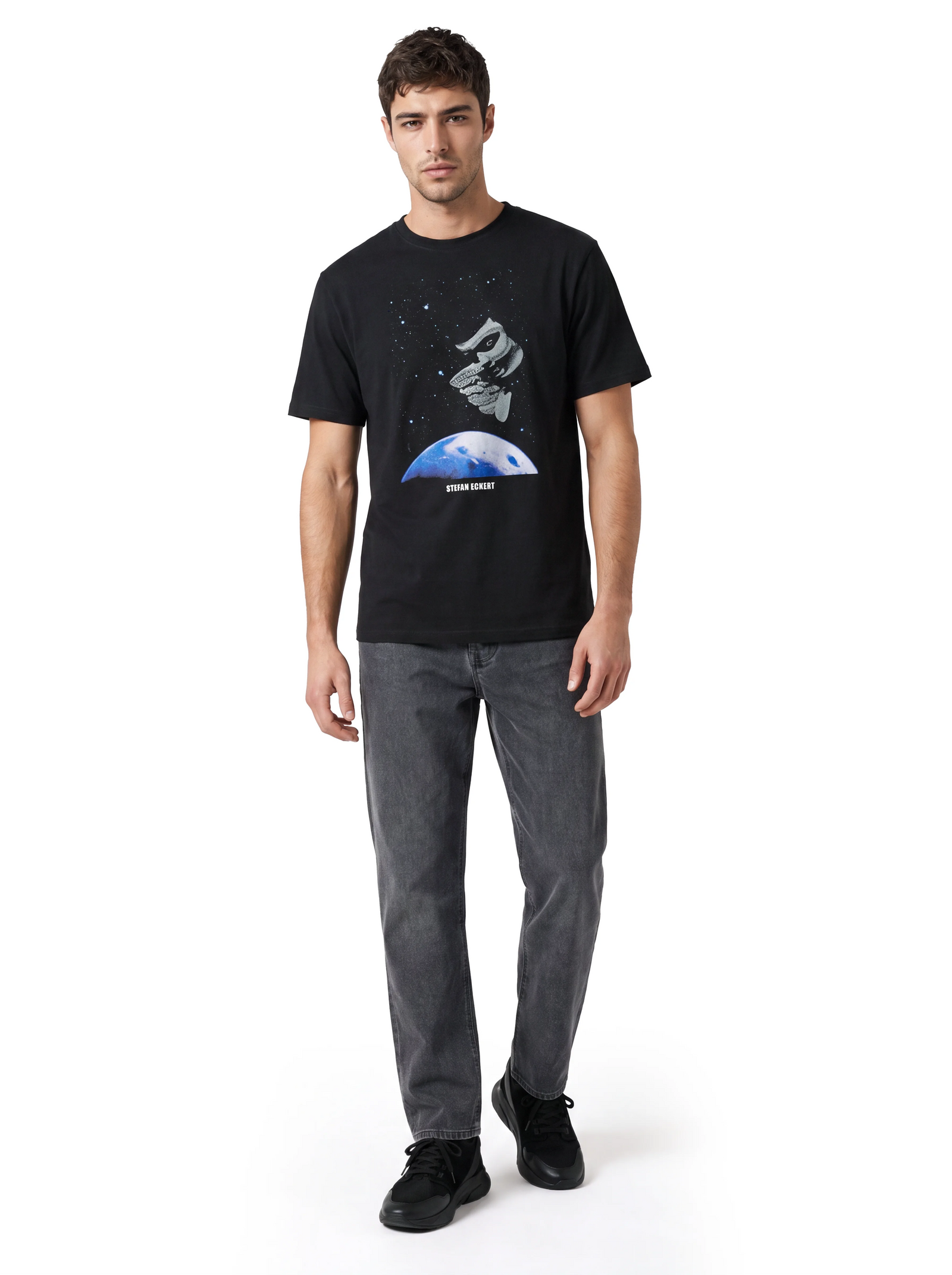 Luxus Designer T-Shirt ‚Angel of the Universe‘ aus Bio-Baumwolle mit Engelmotiv, kunstvoller Stickerei und Digitaldruck sowie markantem Double-E Sternenlogo. Vorderansicht
