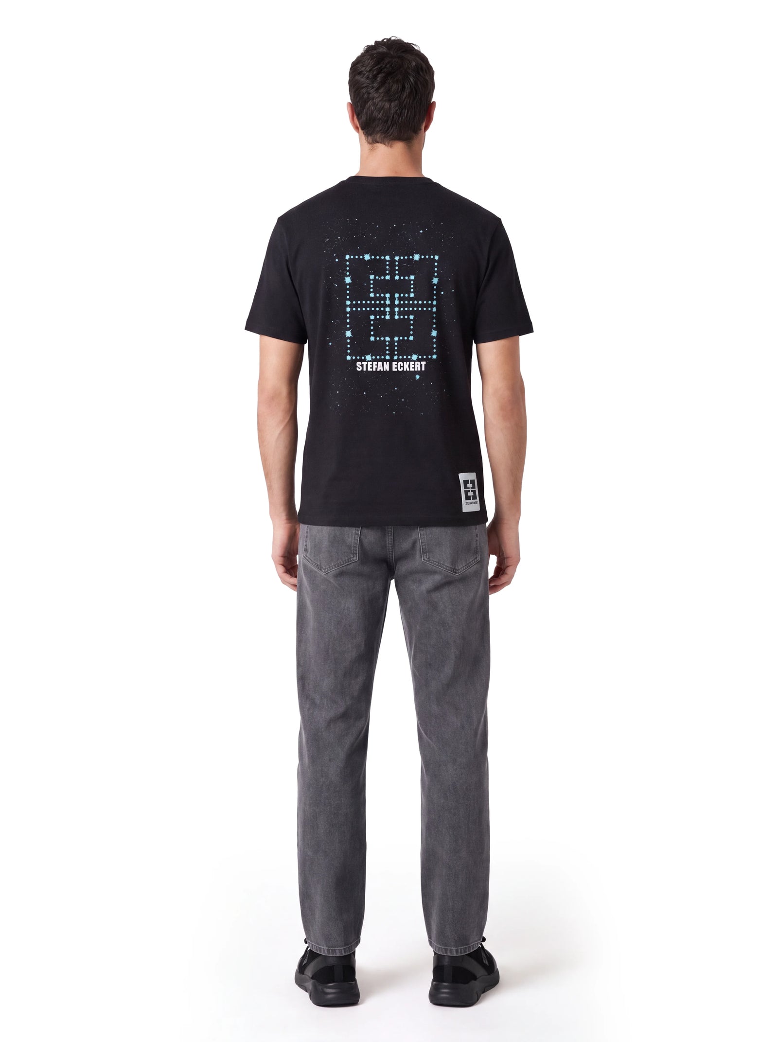 Luxus Designer T-Shirt ‚Angel of the Universe‘ aus Bio-Baumwolle mit detailreichem Engelmotiv, kombiniert aus Stickerei und Digitaldruck sowie Double-E Sternenmotiv. Rückansicht
