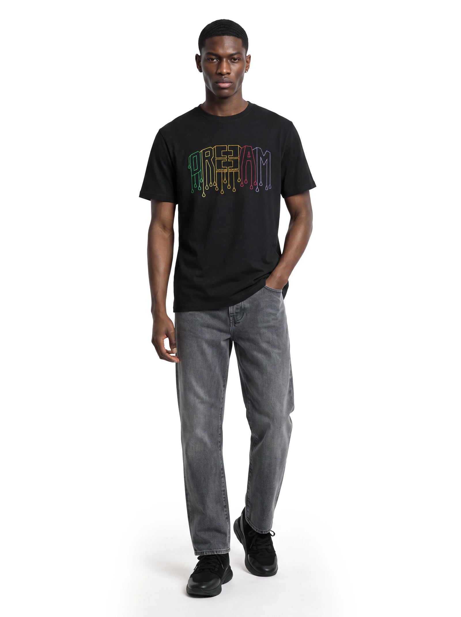 Luxus Designer T-Shirt ‚Dream‘ von Stefan Eckert aus Bio-Baumwolle mit farbenreicher Stickerei, markantem Double-E-Logo und lässiger Passform. Vorderansicht

