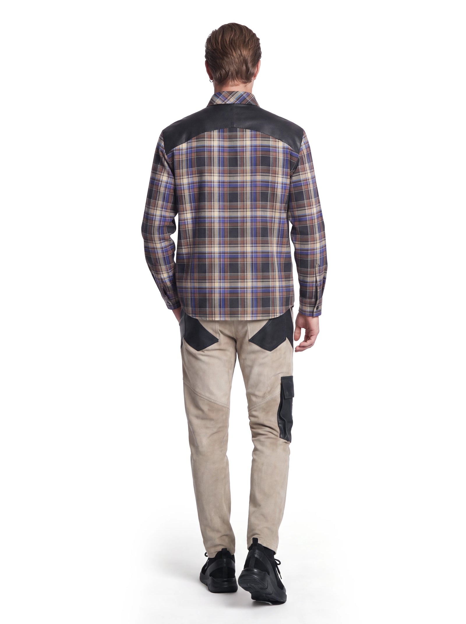 Luxus Designer Cargo-Hose für Herren aus hochwertigem Veloursleder in Beige mit markanten schwarzen Lederapplikationen und seitlicher Leder-Cargotasche.