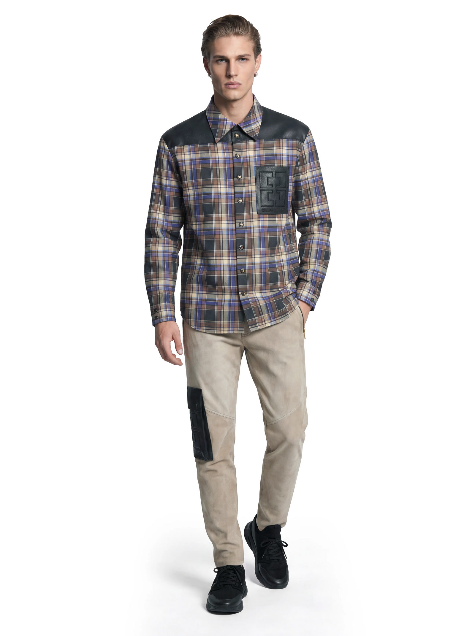 Luxus Designer Cargo-Taschen-Hose für Herren aus hochwertigem Veloursleder in Beige mit schmaler Passform und Lederdetails am Bein.