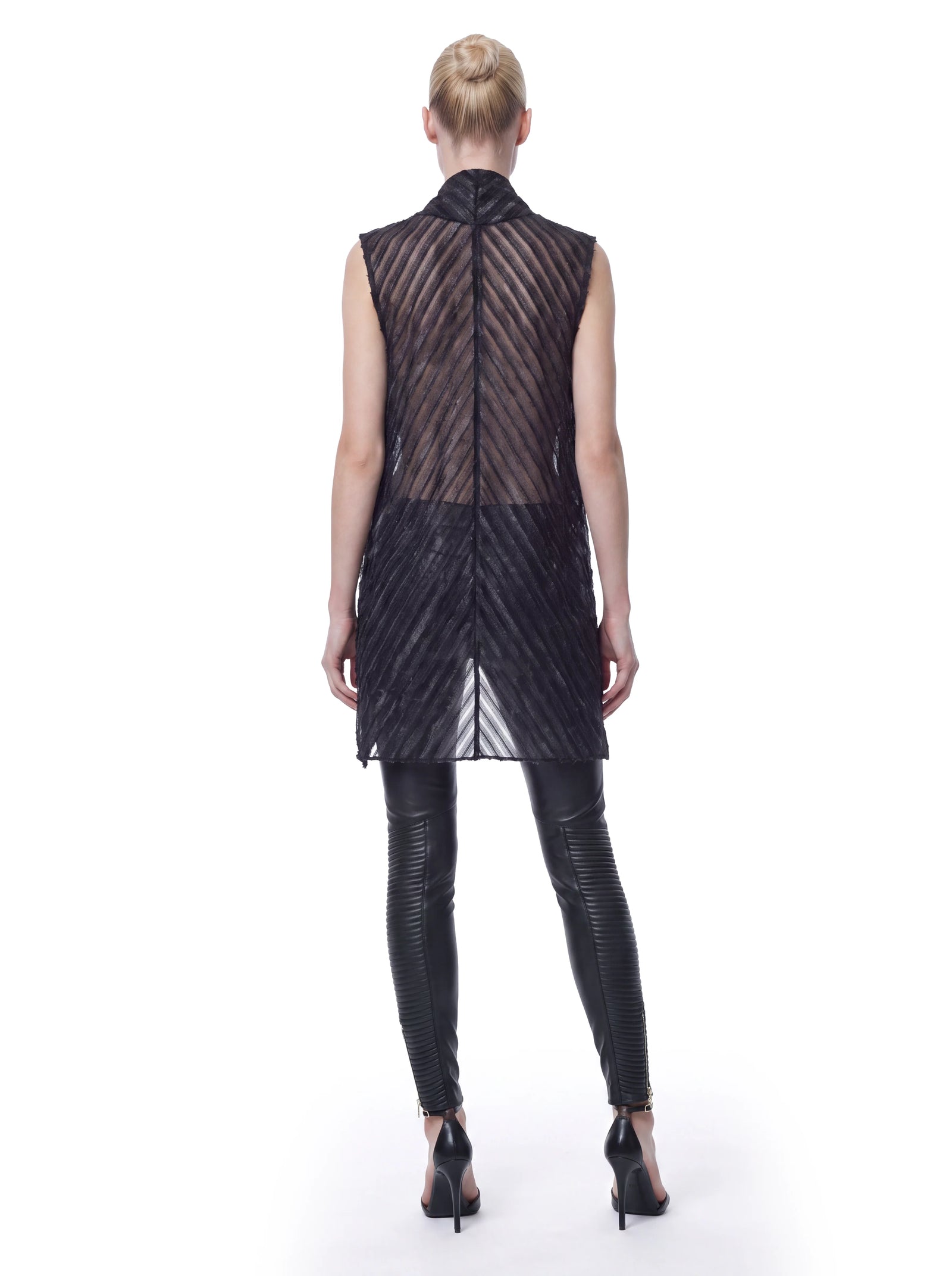 Schwarze Luxus Designer Volant-Weste für Damen aus Viskose und Seide mit transparenter Struktur, diagonal verlaufenden Details und lang geschnittener Silhouette