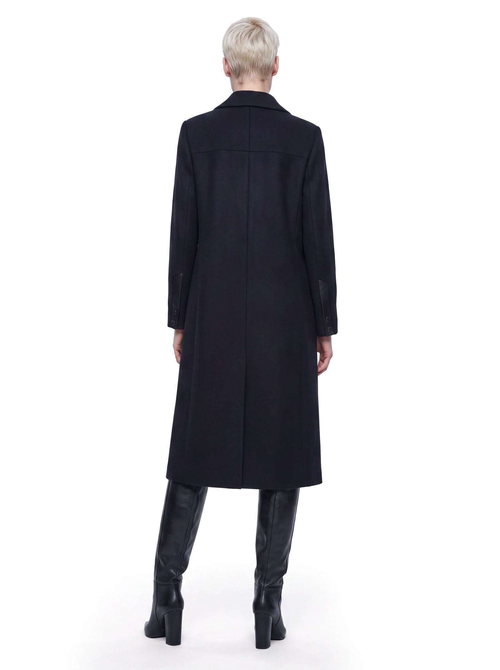 Luxus Designer Mantel für Damen aus hochwertiger Wolle in Schwarz mit langer, geradliniger Silhouette, klar strukturierter Rückenpartie und eleganter weiter Passform.