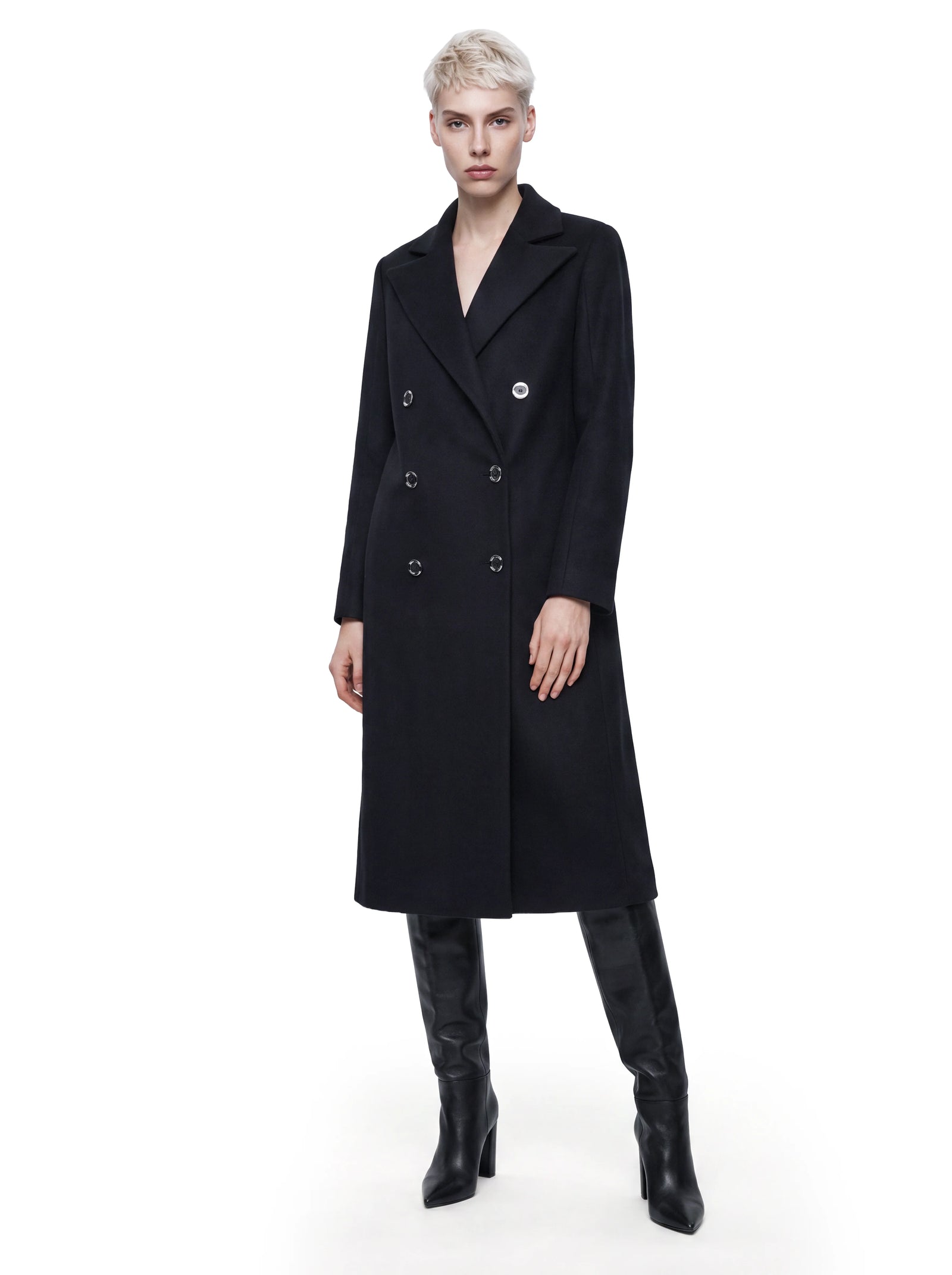 Luxus Designer Mantel für Damen aus hochwertiger Wolle in Schwarz mit markantem großen Reverskragen, doppelreihiger Knopfleiste mit gravierten Logo-Knöpfen und eleganter weiter Passform.