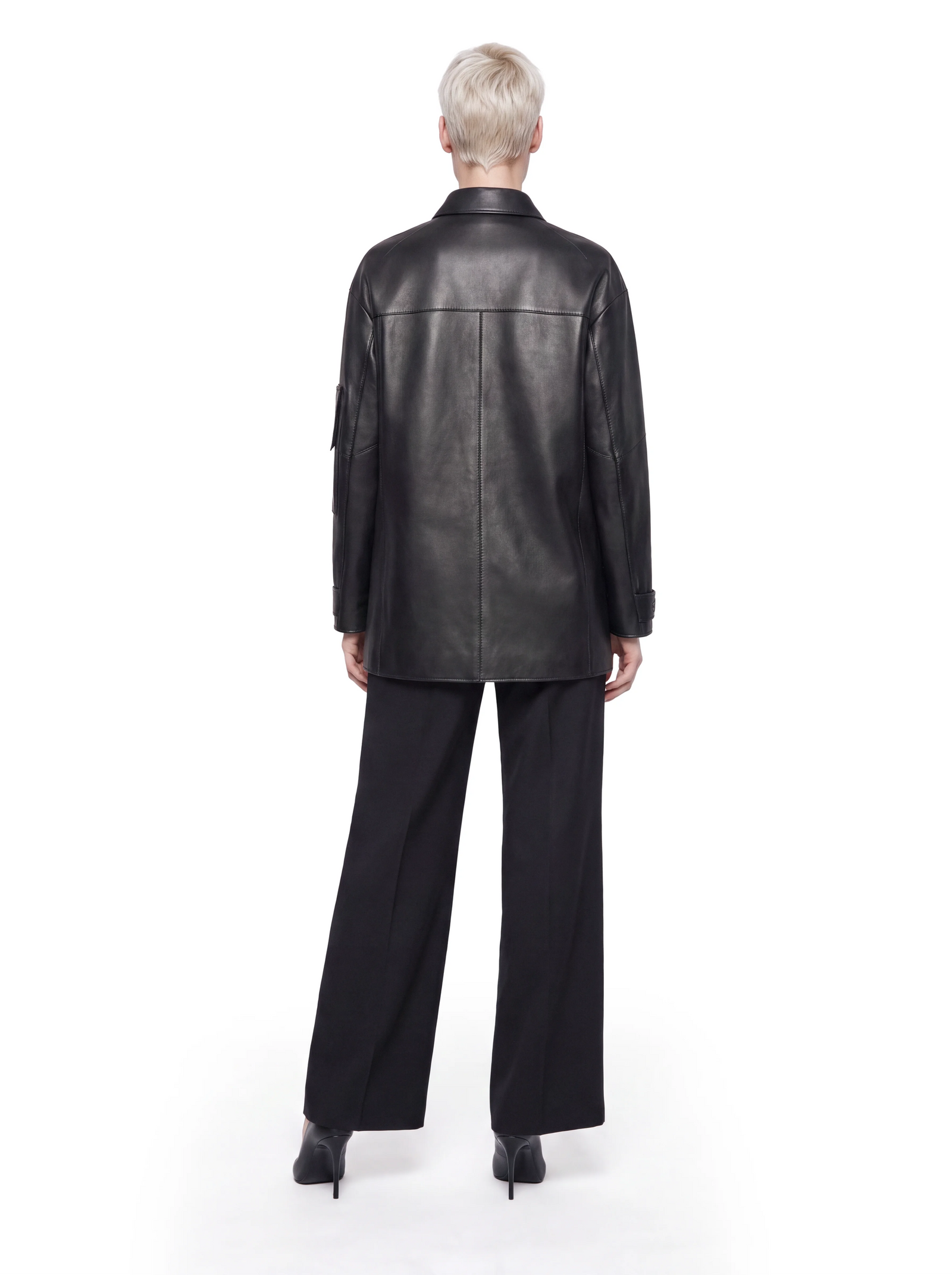Schwarze Luxus Designer Lederjacke im Workwear-Style mit gerader, lockerer Silhouette, klassischem Hemdkragen und klarer Schnittführung in der Rückenansicht.