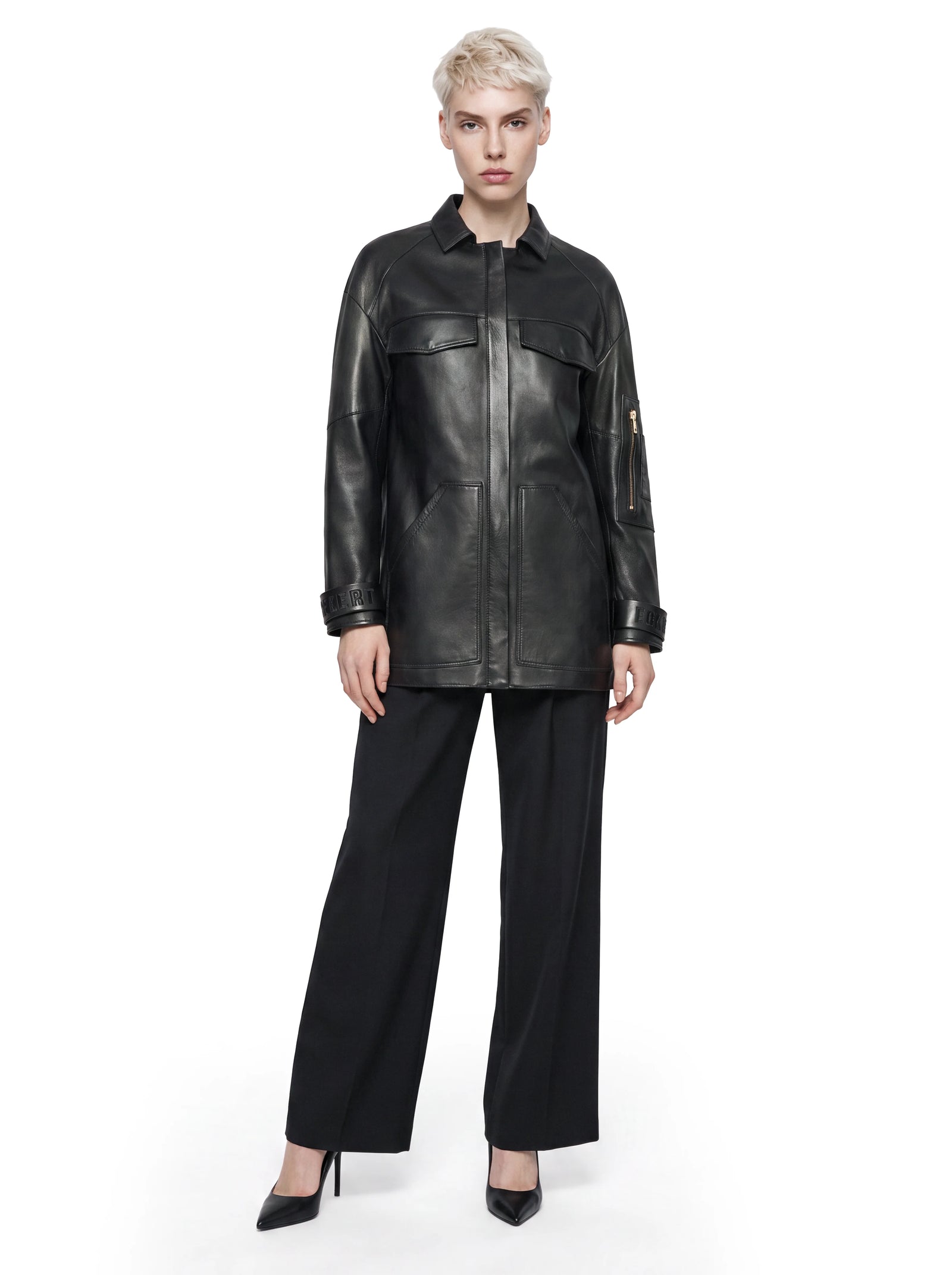 Schwarze Luxus Designer Lederjacke im modernen Workwear-Style mit lockerer Silhouette, markanten aufgesetzten Taschen, verdecktem Frontverschluss und Reißverschlussdetail am Ärmel.
