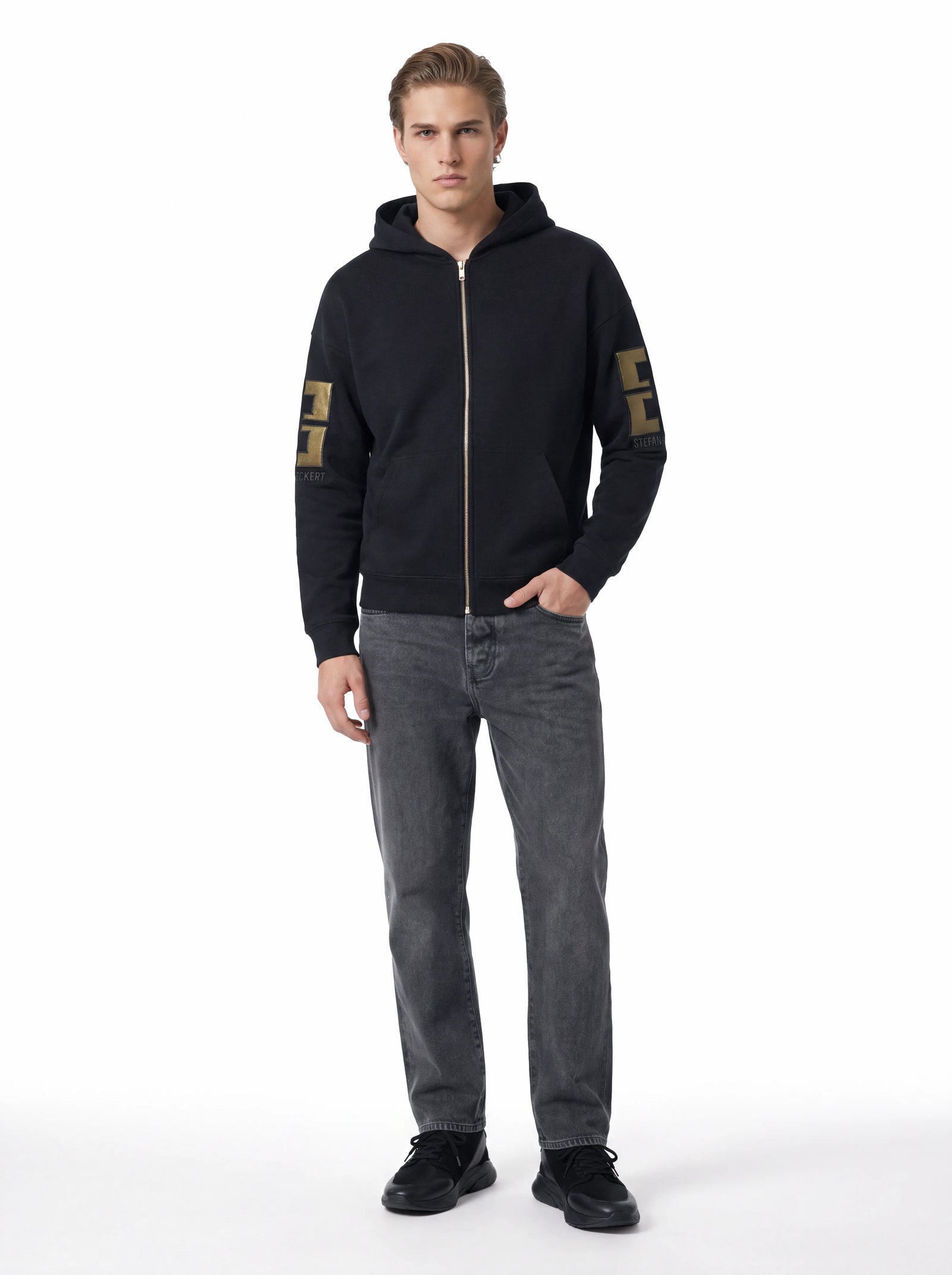 Designer Hoodie aus Bio-Baumwolle mit Stefan Eckert Logo aus edlem Lammleder und Stickerei, Logo-Reißverschluss und lässiger Passform mit überschnittenen Schultern. Vorderansicht
