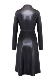 Ledermantel für Damen aus exklusivem Lammleder-mit-angeschnittenem-Kragen-front-von Designer Stefan-Eckert aus Hamburg