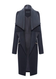 Exklusiver Mantel Damen mit Volantkragen aus edlem Kaschmir und hochwertigem Lammleder, von Designer Stefan Eckert. Online und im Store in Hamburg