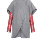 Exklusiver Poncho Double Kaschmir mit Pythonärmeln aus luxuriösem Kaschmir von Designer Stefan Eckert. Erhältlich online und im Store in Hamburg, in Farbe grau mit roten Ärmeln