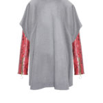 Exklusiver Poncho Double Kaschmir mit Pythonärmeln aus luxuriösem Kaschmir von Designer Stefan Eckert. Erhältlich online und im Store in Hamburg, in Farbe grau mit roten Ärmeln