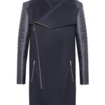 Kaschmirmantel für Herren mit gesteppten Lederärmeln und großem Kragen. Das Modell ist im Bikerstil gestaltet und hat Metallreißverschlüsse. Ein Mantel von Designer Stefan Eckert