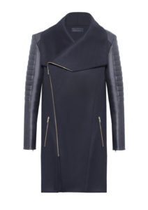 Kaschmirmantel für Herren mit gesteppten Lederärmeln und großem Kragen. Das Modell ist im Bikerstil gestaltet und hat Metallreißverschlüsse. Ein Mantel von Designer Stefan Eckert