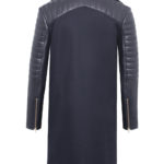 Kaschmirmantel für Herren mit gesteppten Lederärmeln und großem Kragen. Das Modell ist im Bikerstil gestaltet und hat Metallreißverschlüsse. Ein Mantel von Designer Stefan Eckert