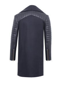 Kaschmirmantel für Herren mit gesteppten Lederärmeln und großem Kragen. Das Modell ist im Bikerstil gestaltet und hat Metallreißverschlüsse. Ein Mantel von Designer Stefan Eckert