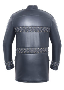 Lederjacke mit Ösen und Schürfungen im Gladiator Stil. Gearbeitet aus hochwertigem Hirschleder. Geeignet als warme Herbst und Winterjacke. Ein Modell von Designer Stefan Eckert aus Hamburg