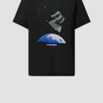 T-shirt by designer Stefan Eckert made of high-quality organic cotton, produced in Germany. The fit is slightly oversized. Digital print and embroidery were combined for the finish.
