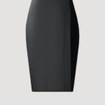 Bleistiftrock mit Falte im Vorderteil und Lederbund von Designer Stefan Eckert. Erhältlich in Hamburg, London, New York, London und Paris. Pencil skirt with long front slit and leather waistband by designer Stefan Eckert. Available in Hamburg, London, New York, London and Paris.