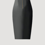 Bleistiftrock mit langem Schlitz im Vorderteil und Lederbund von Designer Stefan Eckert. Erhältlich in Hamburg, London, New York, London und Paris. Pencil skirt with long front slit and leather waistband by designer Stefan Eckert. Available in Hamburg, London, New York, London and Paris.