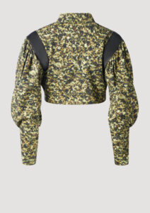 Camouflage Jacke kurz von Designer Stefan Eckert mit Puffärmeln und Reißverschluss in gold. Erhältlich in Hamburg, London, New York, London und Paris. Camouflage jacket short by designer Stefan Eckert with puff sleeves and zipper in gold. Available in Hamburg, London, New York, London and Paris.