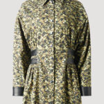 Oversize Camouflage Kleid aus Baumwolle mit langen Ärmeln und Ledermanschetten von Designer Stefan Eckert. Erhältlich in Hamburg, London, New York, London und Paris. Oversize cotton camouflage dress with long sleeves and leather cuffs by designer Stefan Eckert. Available in Hamburg, London, New York, London and Paris.