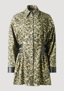 Oversize Camouflage Kleid aus Baumwolle mit langen Ärmeln und Ledermanschetten von Designer Stefan Eckert. Erhältlich in Hamburg, London, New York, London und Paris. Oversize cotton camouflage dress with long sleeves and leather cuffs by designer Stefan Eckert. Available in Hamburg, London, New York, London and Paris.