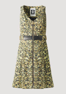 Camouflage Minikleid mit Ledergürtel von Designer Stefan Eckert. Erhältlich in Hamburg, London, New York, London und Paris. Sheath dress camouflage with leather belt by designer Stefan Eckert. Available in Hamburg, London, New York, London and Paris.