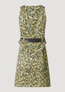 Etuikleid Camouflage mit Ledergürtel von Designer Stefan Eckert. Erhältlich in Hamburg, London, New York, London und Paris. Sheath dress camouflage with leather belt by designer Stefan Eckert. Available in Hamburg, London, New York, London and Paris.