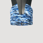 Triangle Camouflage Top mit gold Reißverschluss und Netzplastron von Designer Stefan Eckert. Erhältlich in Hamburg, London, New York, London und Paris. Camouflage top with gold zipper and mesh plastron by designer Stefan Eckert. Available in Hamburg, London, New York, London and Paris.